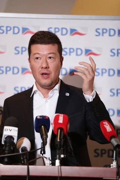 Kdo stojí za SPD? Takhle vypadala Tomiova dvouhra s miliardářem