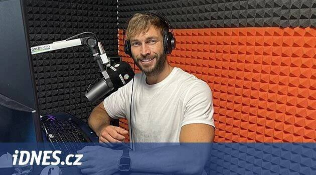 Z přehlídkového mola za mikrofon. Muž roku 2024 Jakub Mádl má podle posluchačů skvělý hlas