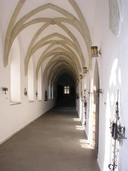 Soubor:Minorite Monastery Cloister Znojmo.jpg – Wikipedie