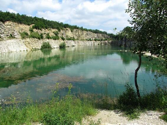 Mikulov - zatopený lom u… - Jezero | Turistika.cz