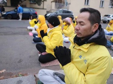 „Budeme se tu scházet tak dlouho, jak bude potřeba,“ vzkázali čínské ambasádě příznivci Falun Gongu