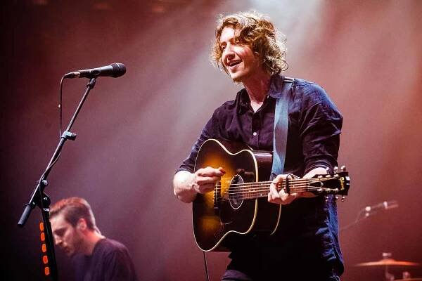 Dean Lewis playing the guitar