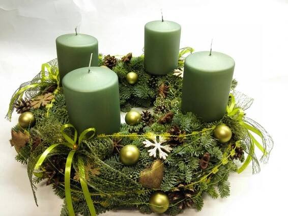 Luxusní adventní věnec se zelenými svíčkami 1