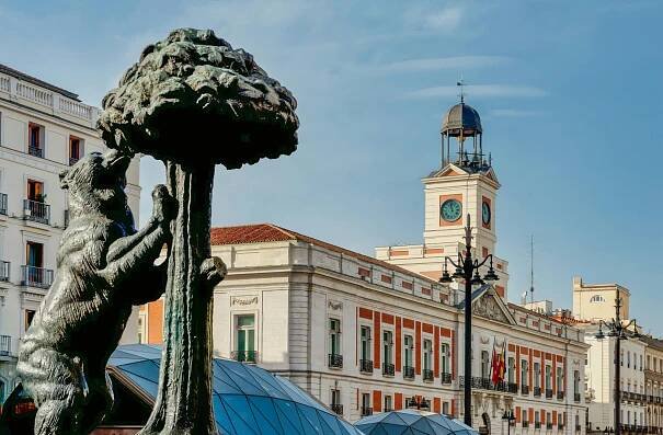 Photo of the Bear and the Madrone Tree sculpture in Puerta del Sol, Madrid, Spain