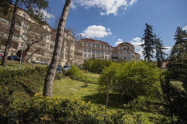 Praha dá dětem narozeným na Nový rok dar 15 tisíc korun. Piráti jsou proti