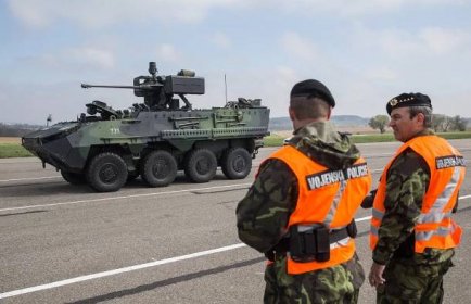 OBRAZEM: Do vojenské kolony řidiči vjíždět nesmí, ukázala akce na letišti