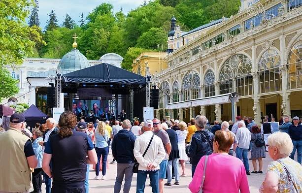 Zahájení sezóny v Mariánských Lázních: žehnání pramenům, hudba i jarmark