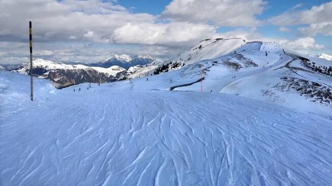 Sjezd Kitzbühel 2025: Během dramatického závodu několikrát zasahoval vrtulník