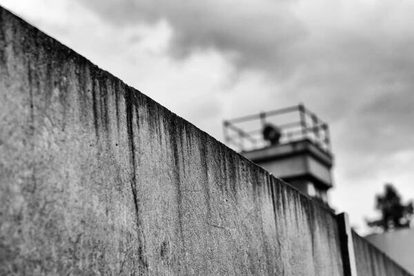 berliner mauer mit wachturm / berlínská zeď a strážní věž - exteriér budovy postavená konstrukce fotky - stock snímky, obrázky a fotky