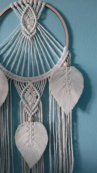 Závěsná macramé dekorace kruh s pírky 3 - Alamade MACRAMÉ