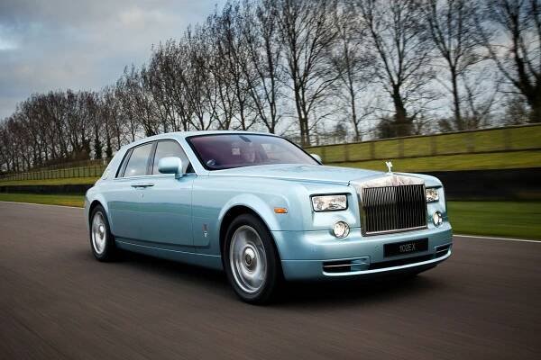 Rolls-Royce (ne)ukázal přízrak. Nejluxusnější elektromobil světa přijede za dva roky