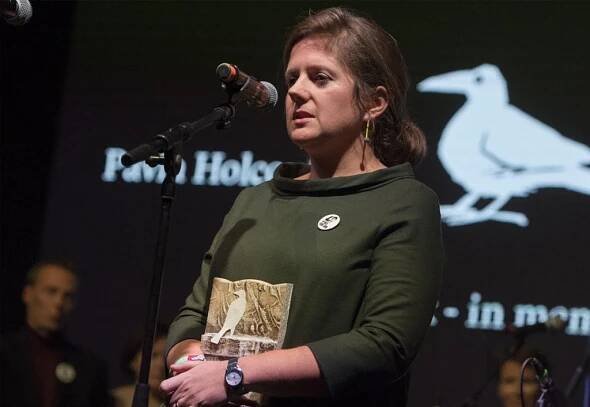 Novinárka Monika Tódová si preberá ocenenie Biela vrana. FOTO: TASR/Martin Baumann