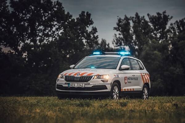 Fotky jak z policejního autosalonu. Pardubičtí strážníci koupili dvě Škody Karoq