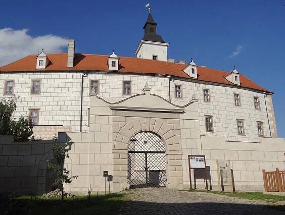 Soubor:Jevišovice - vstup a průčelí starého zámku.jpg