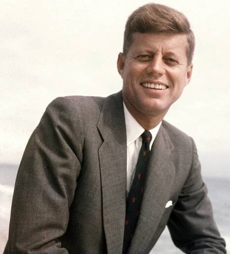 John Fitzgerald Kennedy (29. května 1917 – 22. listopadu 1963) byl americký politik za demokratickou stranu, v letech 1961-1963 prezident USA, první římskokatolický. Jeho téměř tříleté prezidentství ukončil v listopadu 1963 dallaský atentát. Za rodný stát Massachusetts byl mezi roky 1947-1953 členem Sněmovny reprezentantů USA a v období 1953-1960 zasedal v americkém Senátu. Během senátního působení vydal knihu Profily odvahy, za níž obdržel Pulitzerovu cenu. ▬ Úmrtí ve 46 letech z něj učinilo nejmladšího zemřelého prezidenta Spojených států. Během jeho vlády proběhla invaze v zátoce Sviní, karibská krize, vybudována byla Berlínská zeď a pokračovala válka ve Vietnamu. Dále probíhalo vesmírné soupeření mezi USA a SSSR, v jehož rámci vytyčil cíl přistání člověka na Měsíci. V rámci hnutí za lidská práva se uskutečnil pochod na Washington za práci a svobodu.