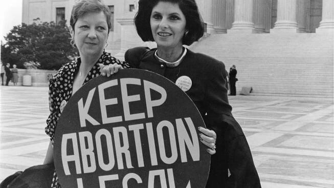 Norma McCorvey čili Jane Roe a její právnička Gloria Allred na schodech Nejvyššího soudu USA v roce 1989