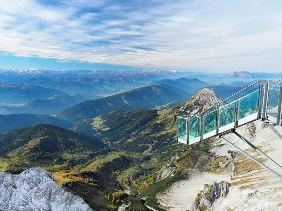 Kabinová lanovka vás vyveze k Dachsteinskému ledovci. U její horní stanice nesmíte minout panoramatickou vyhlídku Sky Walk.