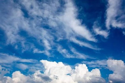 Jasně modrá obloha s bílou kočovnou mraky, použít jako pozadí, místo pod textem — Stock fotografie