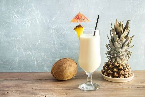 Pina Colada koktejl s ananasem a kokosem dřevěné pozadí, kopírovat prostoru. Letní tropické lahodný koktejl. — Stock obrázek