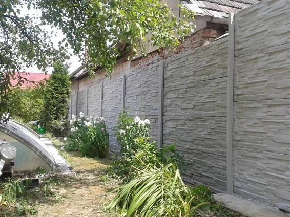 Prietrž - šedý rovný jednostranný betónový plot - Ploty Beves.sk