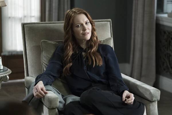 Skandál - Over a Cliff - Z filmu - Darby Stanchfield