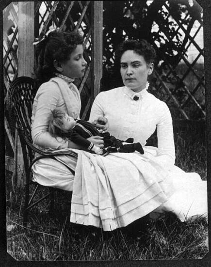 Soubor:Helen Keller with Anne Sullivan in July 1888.jpg – Wikipedie