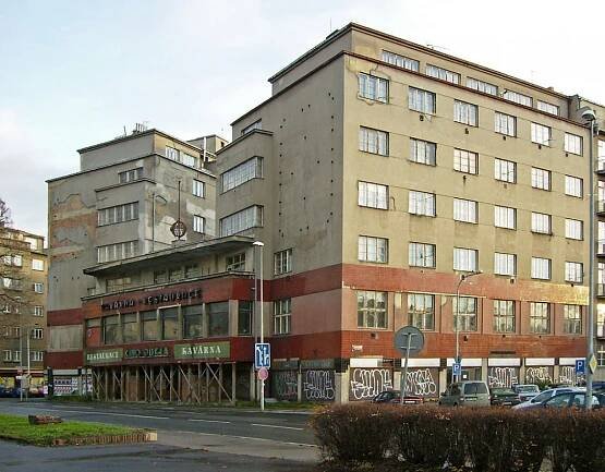 Praha 8 touží po opravě Paláce Svět, stavební úřad je bezmocný. Rekonstrukce se dočká Palmovka
