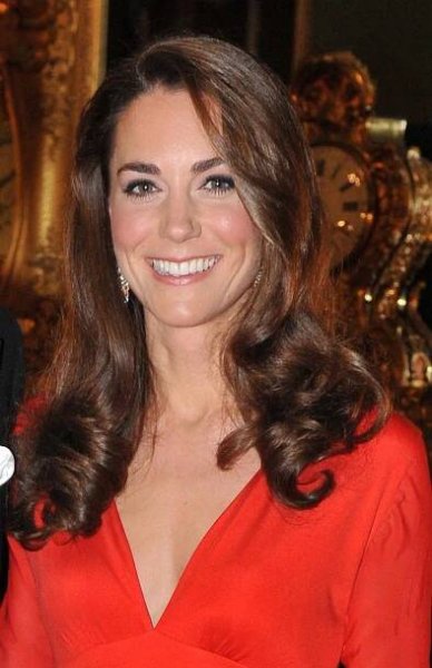 V Británii vystavili dosud nezveřejněný portrét princezny Diany: Okamžitě ho začali srovnávat se snímky vévodkyně Kate