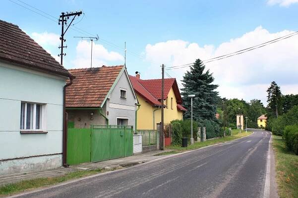 Soubor:Lysá nad Labem, Dvorce, road to Sojovice.jpg