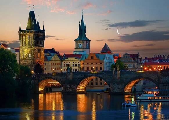 Večeře na plavbě po řece – výlety lodí po Praze