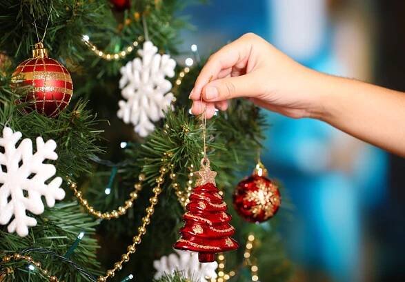 Zdobení vánočního stromku (Zdroj: Shutterstock)
