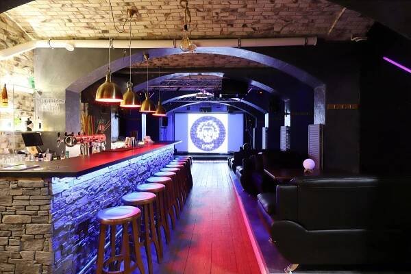 Oblíbený bar na Smíchově s TOP zábavou a kuchyní | Einstein bar