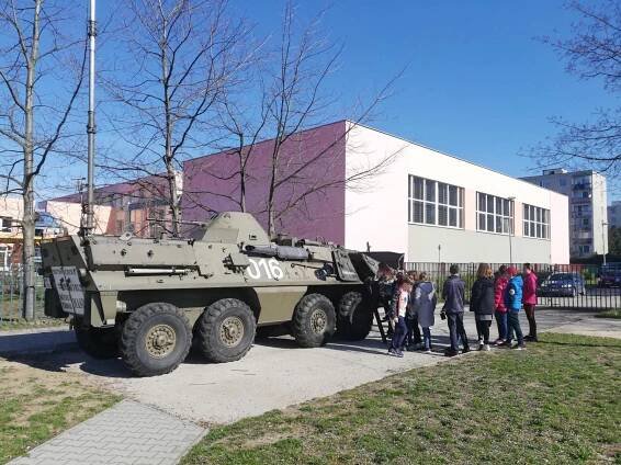 Přehlídka vojenské techniky | Základní škola Pardubice-Dubina, Erno Košťála 870
