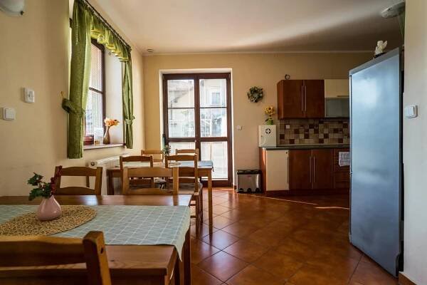 Kitchen o kitchenette sa Penzion Fialka