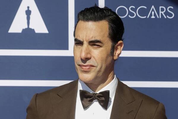 Actoer Sacha Baron Cohen is speaking out against anti-semitism on Twitter.