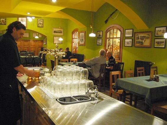 Pivnice hotelu Praha vás přenese do dob císaře pána