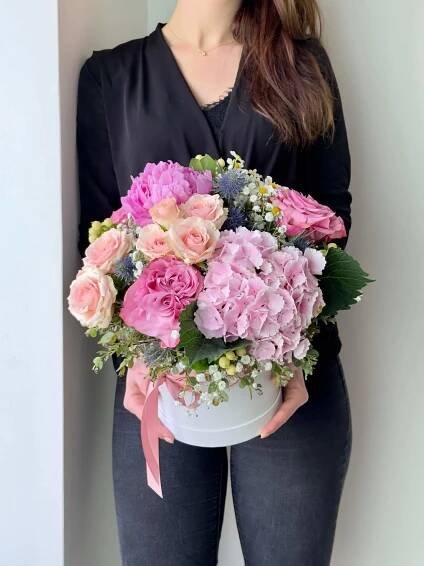 Květinový box s hortenzií a pivoňkou - Pamela's Flowers