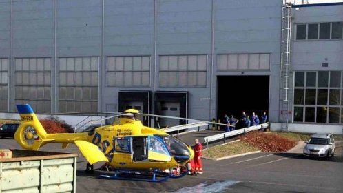OBRAZEM: Těžce zraněného dělníka transportoval do nemocnice vrtulník