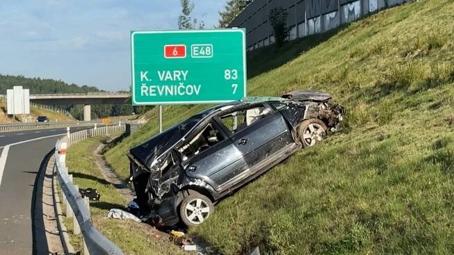 Řidič s dětmi v autě vyletěl z dálnice D6 na Rakovnicku - Novinky