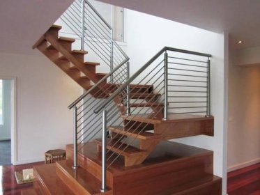 Mnoho z nich raději instaluje zábradlí na schody vyrobené z nerezové oceli, protože jsou odolné, praktické a bezpečné