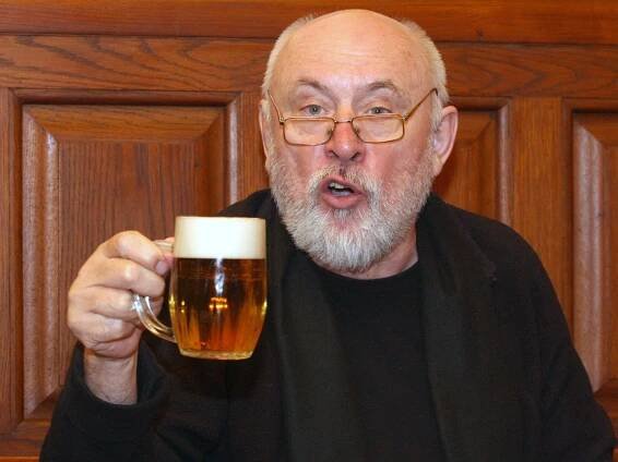 Provázek vyšle Hrabalovi do nebe sto holubů