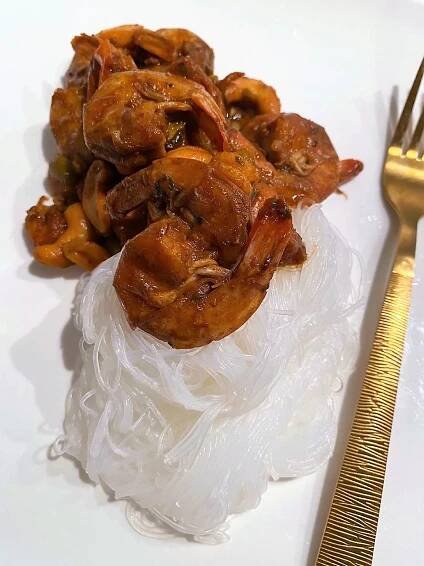 Glasnoedels met gamba’s in hoisinsaus