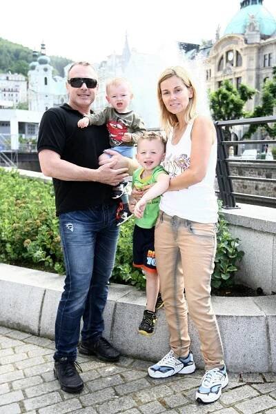 Z člena kapely Lucie je táta v sukni: Jeho žena vydělává se světovou hvězdou první velikosti