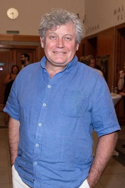 Vždy vtipný a usměvavý herec Miroslav Hanuš, kterého diváci znají například jako Pepu Korejse věčně loupajícího jablíčko v Případech 1. oddělení, má za sebou také nemalé trápení. Stejně jako Eva Holubová se potýká s endogenní depresí, která vzniká bez vnější příčiny. Miroslava během náročných chvil podržela manželka a jejich dlouholetého soužití si také herec náležitě považuje. 
