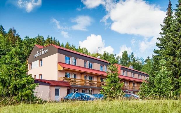 Jizerské hory pod Tanvaldským Špičákem: Pobyt v Hotelu Bon *** s polopenzí, privátním wellness + dětský koutek