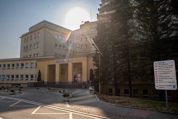 Razie v třinecké nemocnici: Sosnu obsadili policisté, odvedli ředitele Veverku