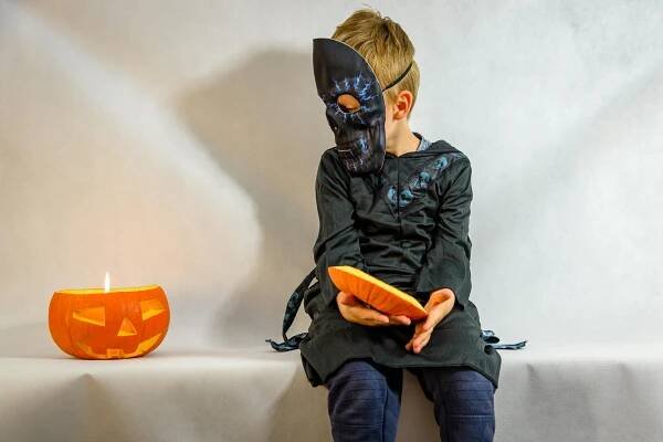 Základová fotografie na téma dětská dovolená, dětství, divit se, dýně, halloween, halloween výzdoba, halloweenská dýně