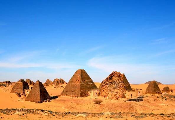 pyramidy meroe a sahara, jižní a severní hřbitovy (popředí a pozadí) - chartúm - stock snímky, obrázky a fotky