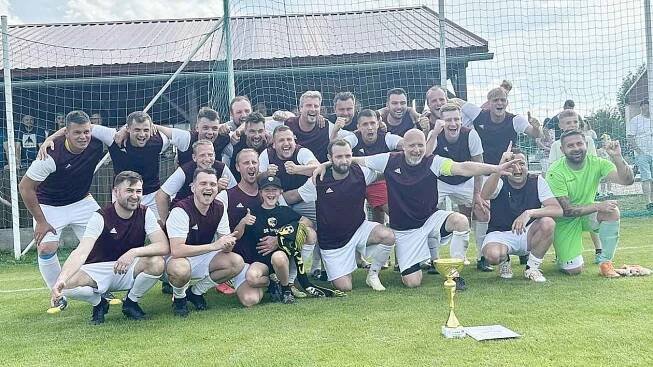 Fotbalisté Stolan slavili po vítězství nad soupeřem z Řečan nad Labem prvenství v I. B třídě skupině A.