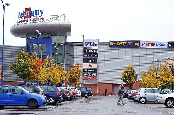 Obchodní centrum, ve kterém by se ztratil i Chuck Norris. O... | Radiožurnál